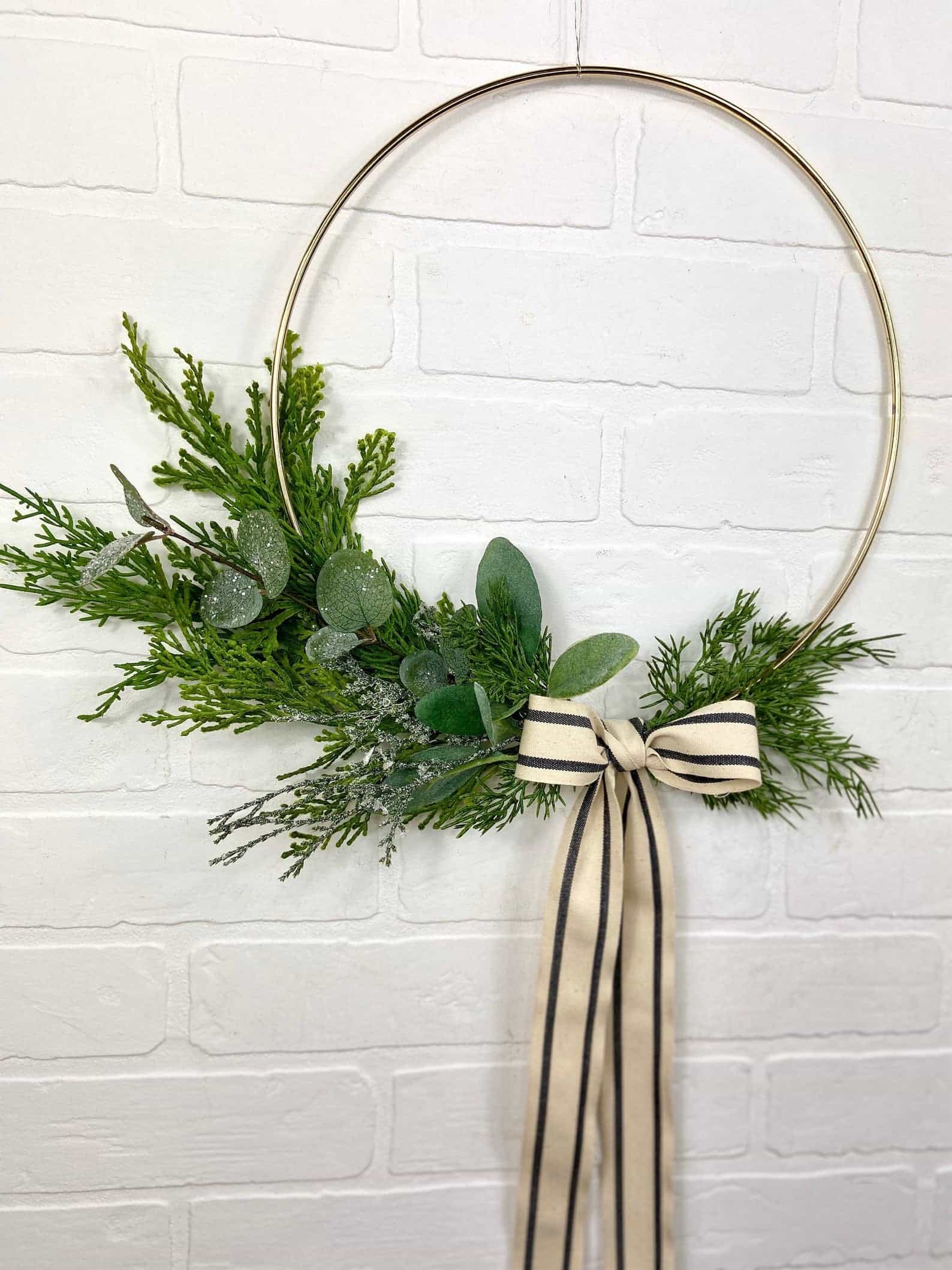 10 Best Modern Christmas Wreaths For The 2022 Holidays   Simple Hoop Modern Christmas Wreath Open For Christmas 